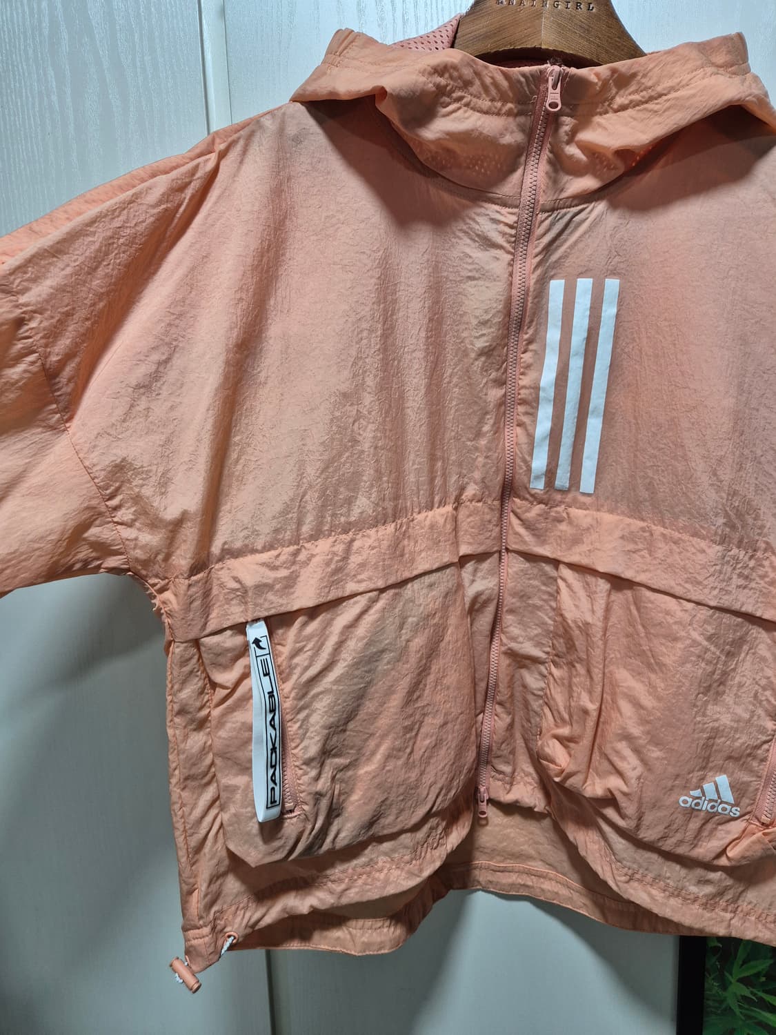 (세일)(새상품)아디다스 여성 윈드브레이커 살구색 상품이미지4