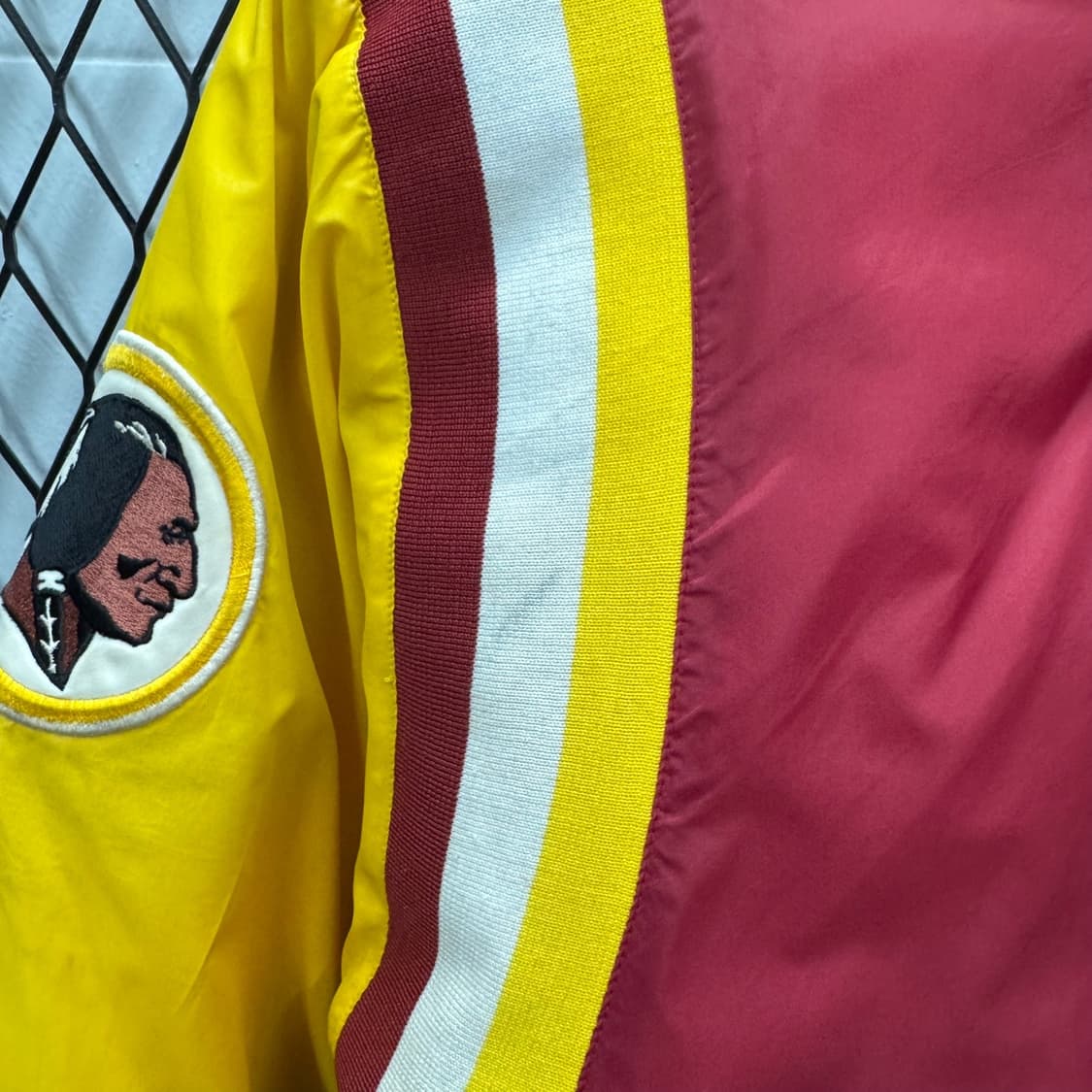 90s NFL X 워싱턴 레드스킨스 크롭 후드 점퍼 버건디 옐로 배색 상품이미지8