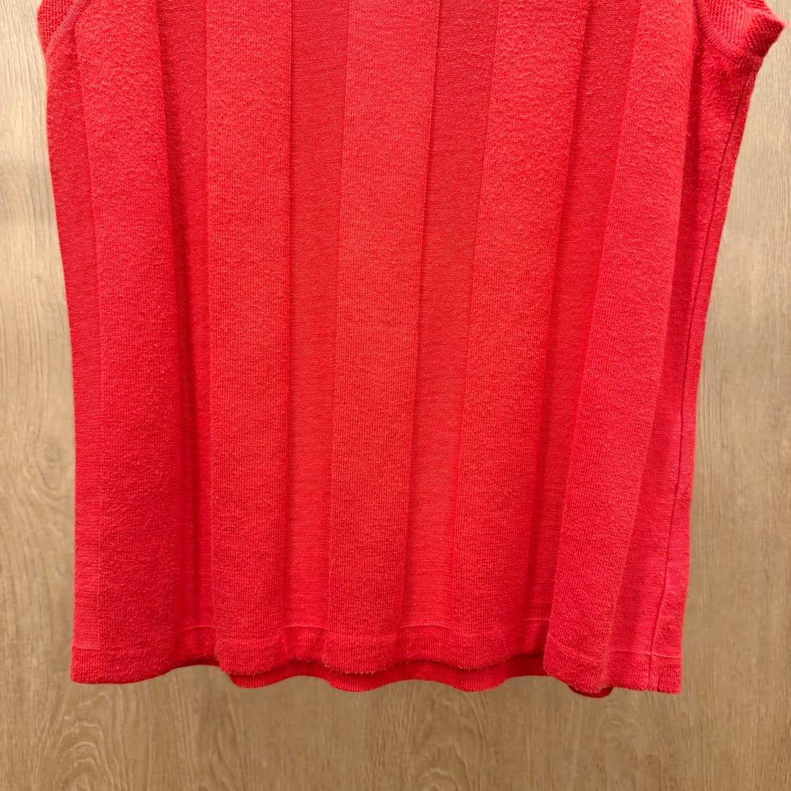 버버리 골프 슬리브리스 민소매 니트 4버튼 디테일 슬림핏 레드 상품이미지5