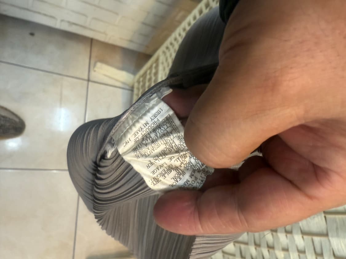 4/66-77 정품 플리츠플리즈 나시 팝니다 상품이미지3