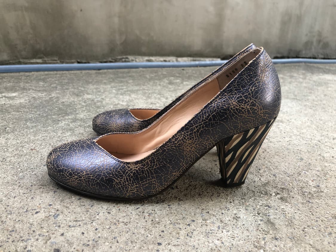Lanvin crackle leather round heel pumps 상품이미지4