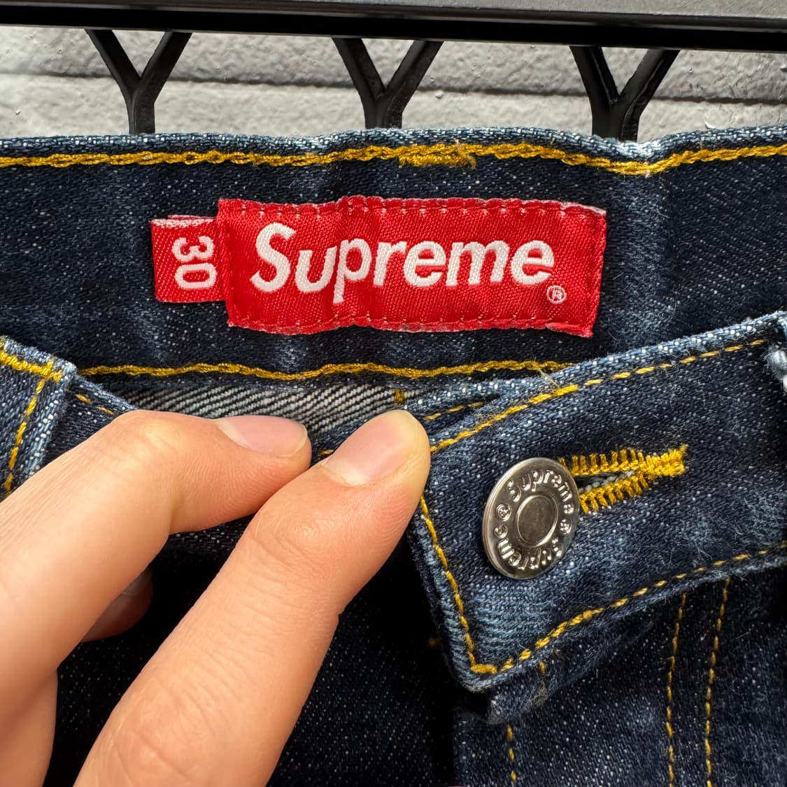 슈프림 리지드 슬림 셀비지 데님 팬츠 후면 패치 로고 포인트 상품이미지5