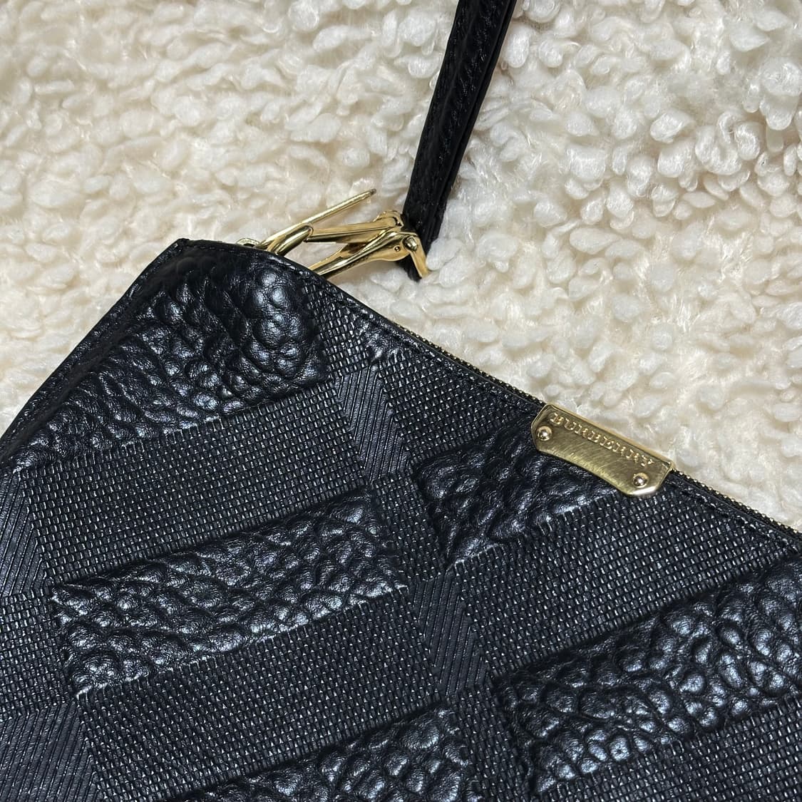 정품 버버리 블랙 가죽 체크 음각 클러치백 상품이미지2