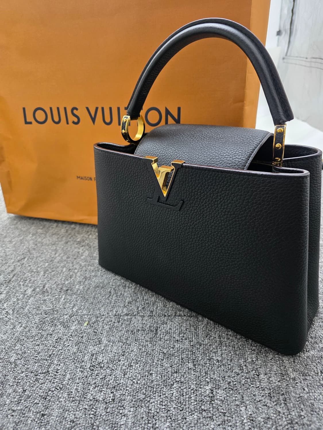 [정품]  루이비통 카퓌신  MM  금장LV 블랙 상품이미지1