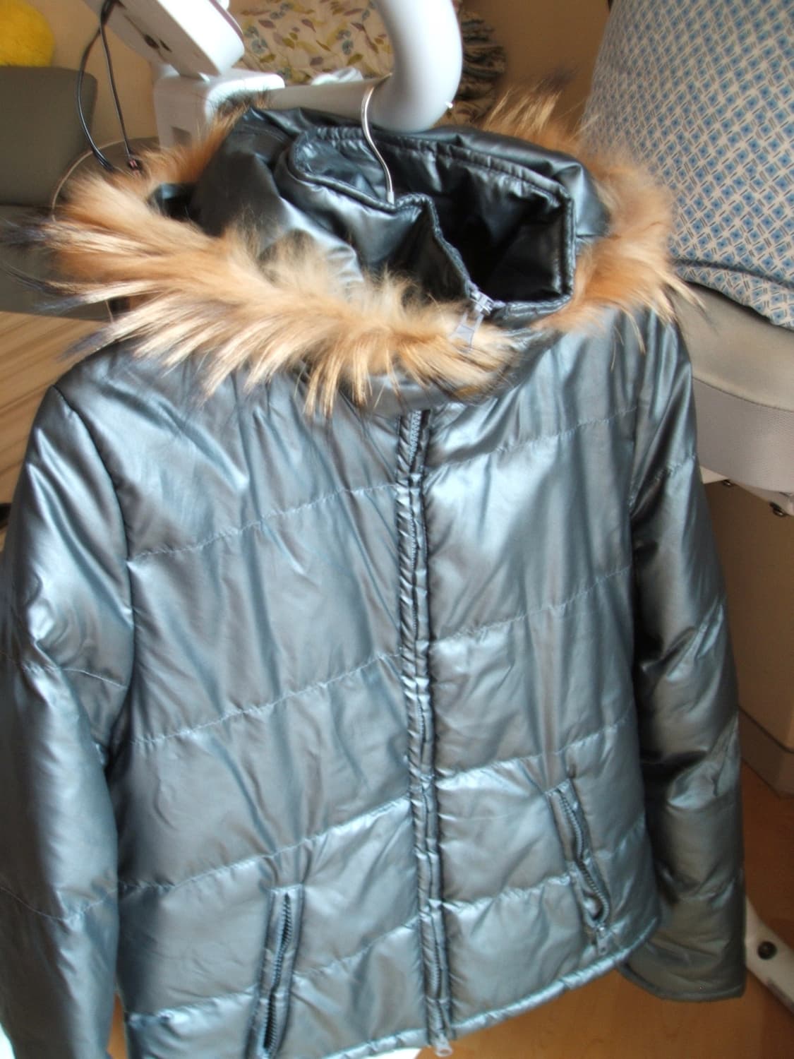 여성 퍼 유광 패딩 상품이미지3