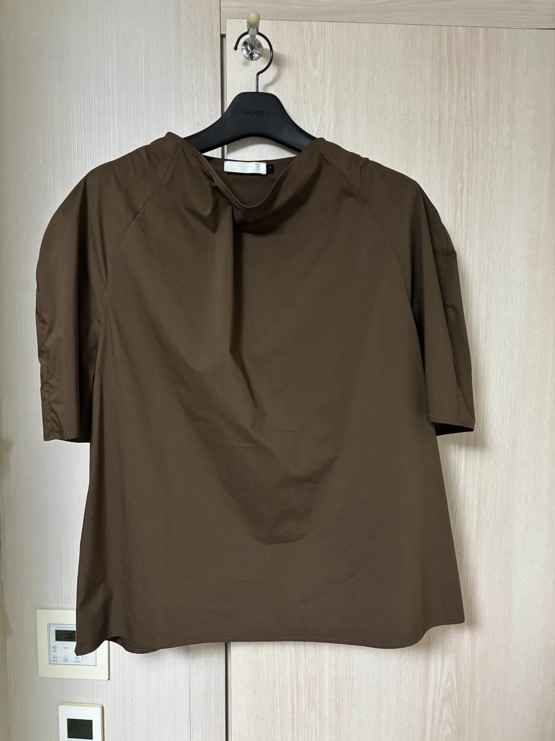 [M] 아모멘토 RAGLAN COWL NECK TOP BROWN 상품이미지1