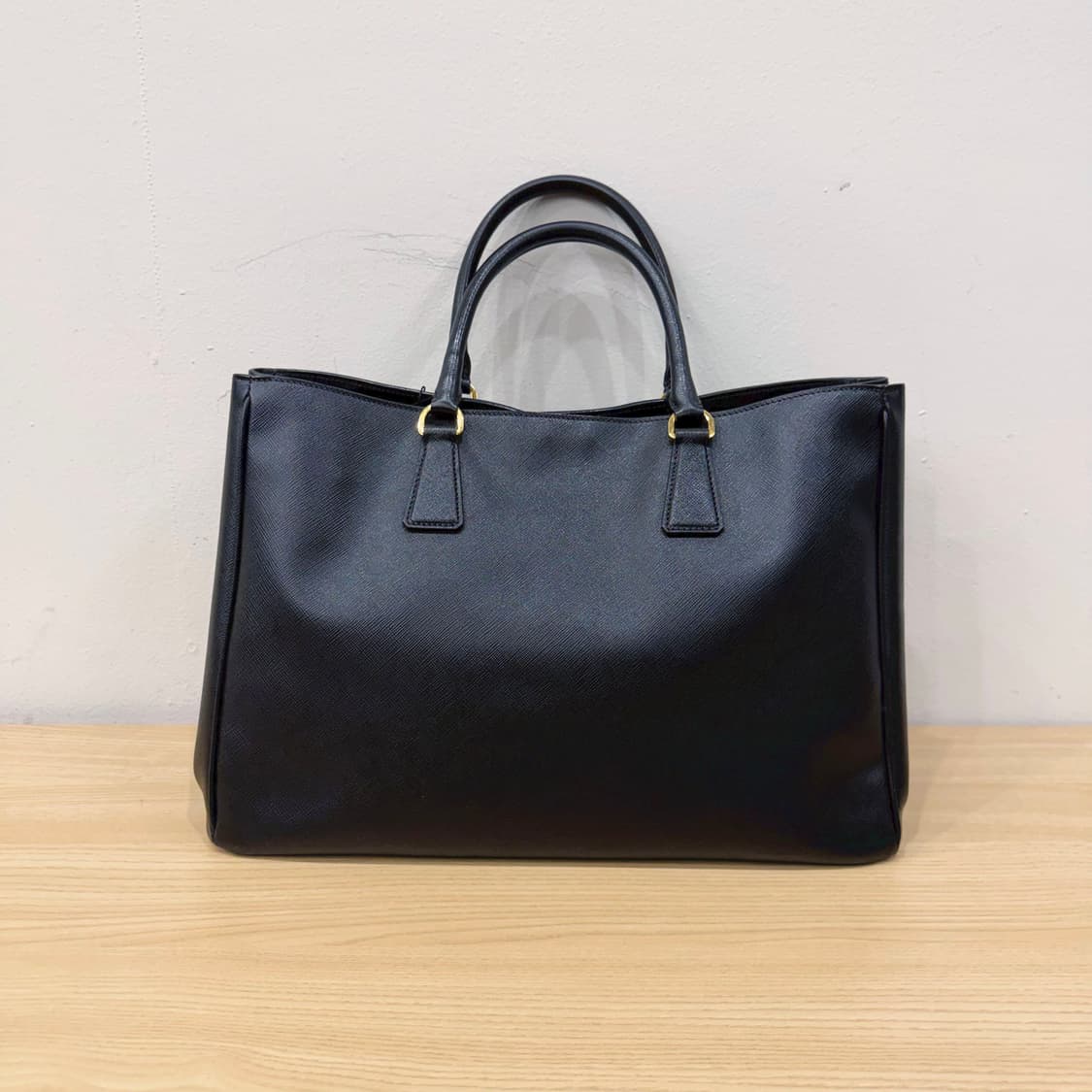 프라다 사피아노 럭스 토트백 삼각 메탈 로고 플레이트 디테일 블랙 상품이미지2