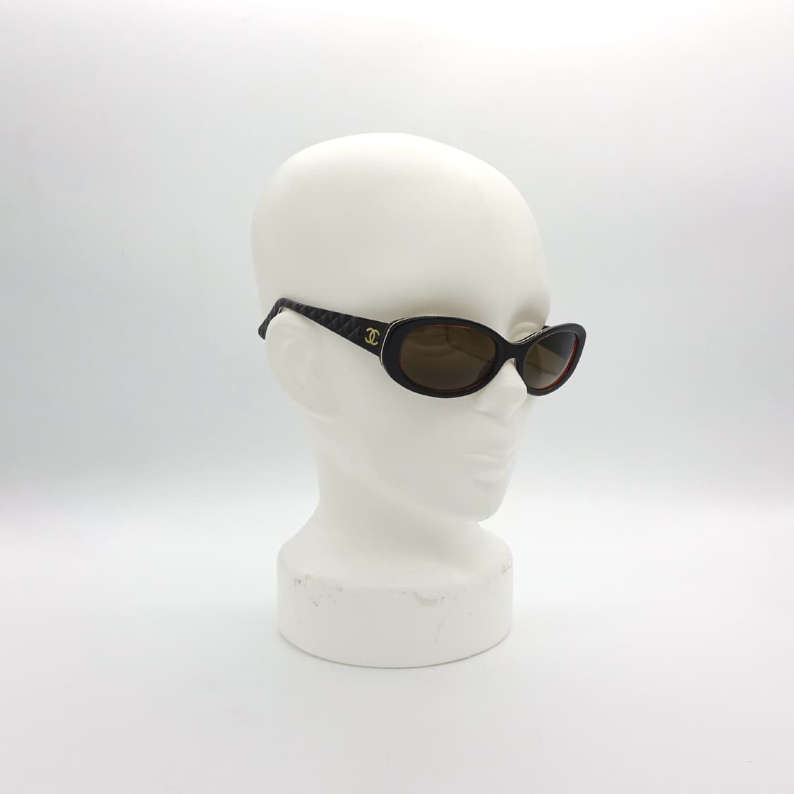 CHANEL 샤넬 5023 샤넬 빈티지 퀼팅 템플 오발 뿔테 선글라스 상품이미지8