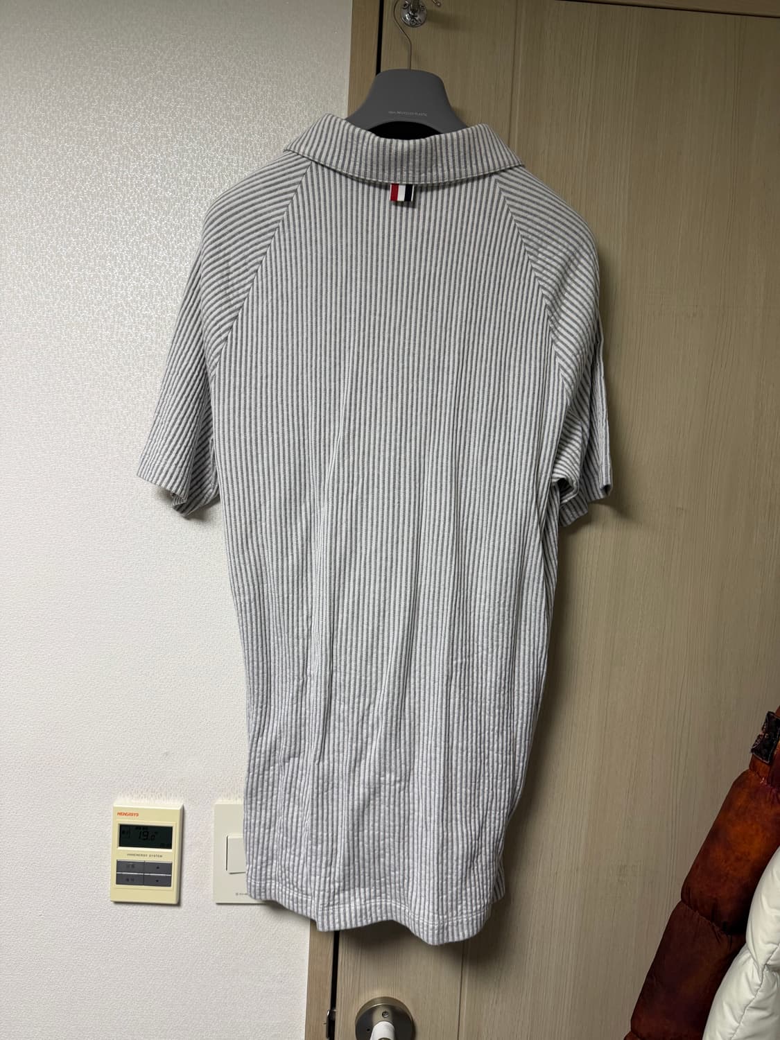 [3] 톰브라운 시어서커 오버핏 스트라이프 폴로 반팔티 상품이미지7