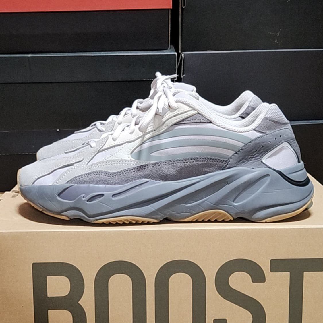 아디다스 275 이지 부스트 700 테프라 상품이미지1