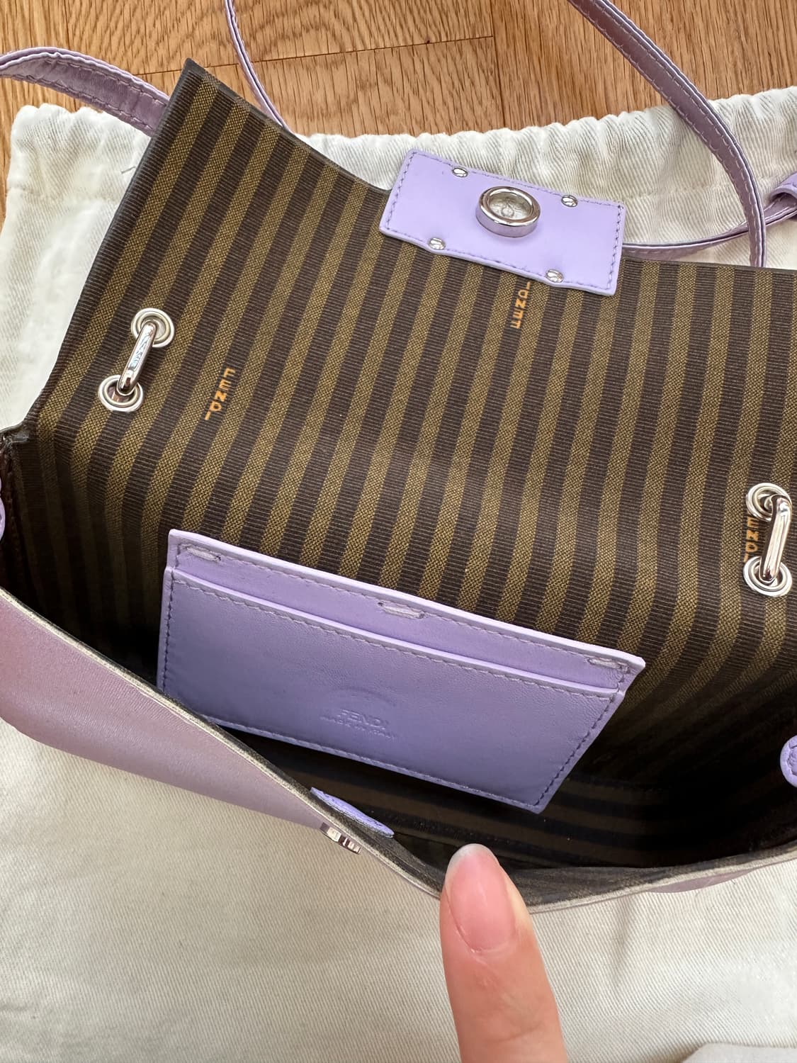 펜디 바게트 폰 파우치 라일락  상품이미지5