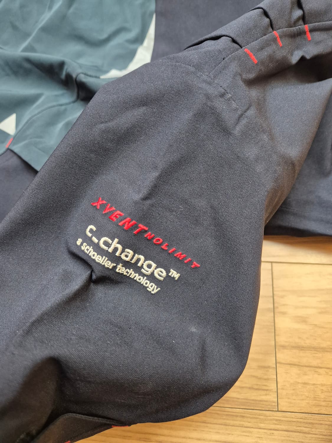 네파 남성 바람막이 자켓입니다. 짙은 색상이라 때 탈 걱정 없이 편하게  상품이미지3