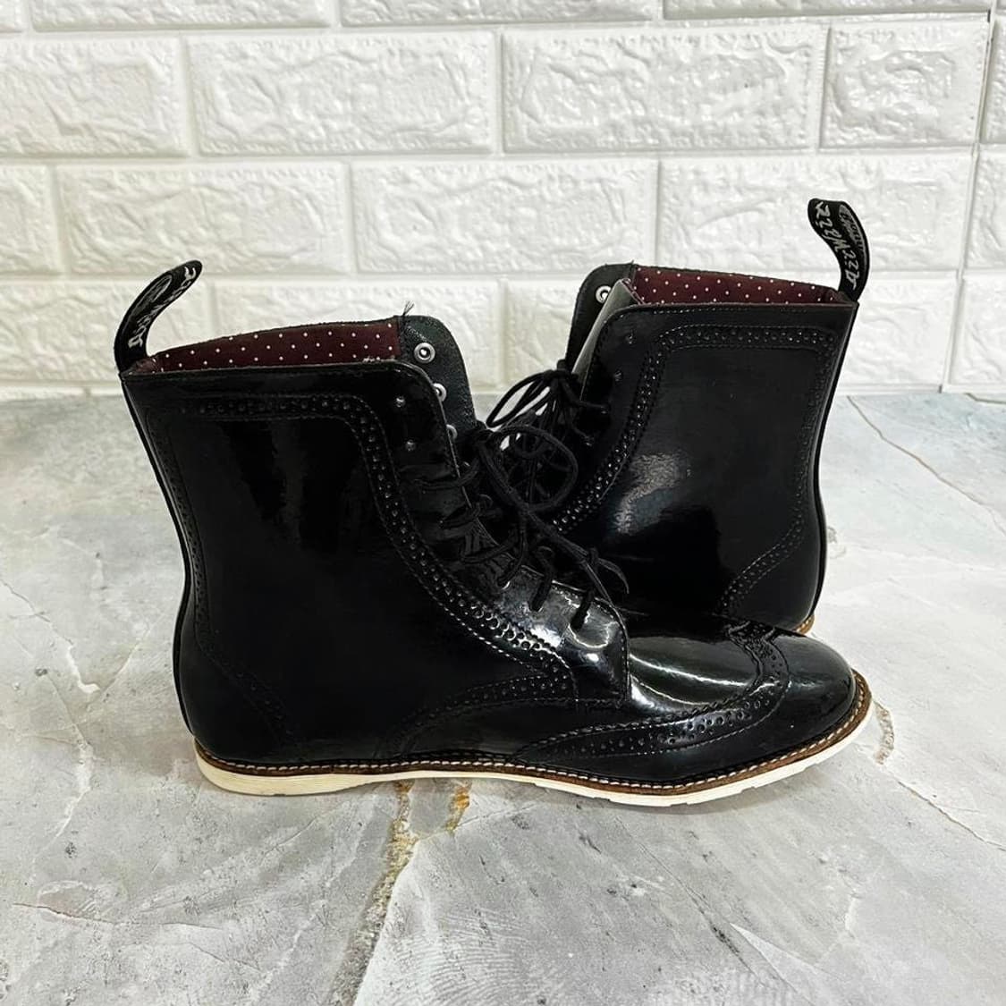 Dr. Martens Delphina 여성 윙팁 패턴 부츠 240 UK5 상품이미지4