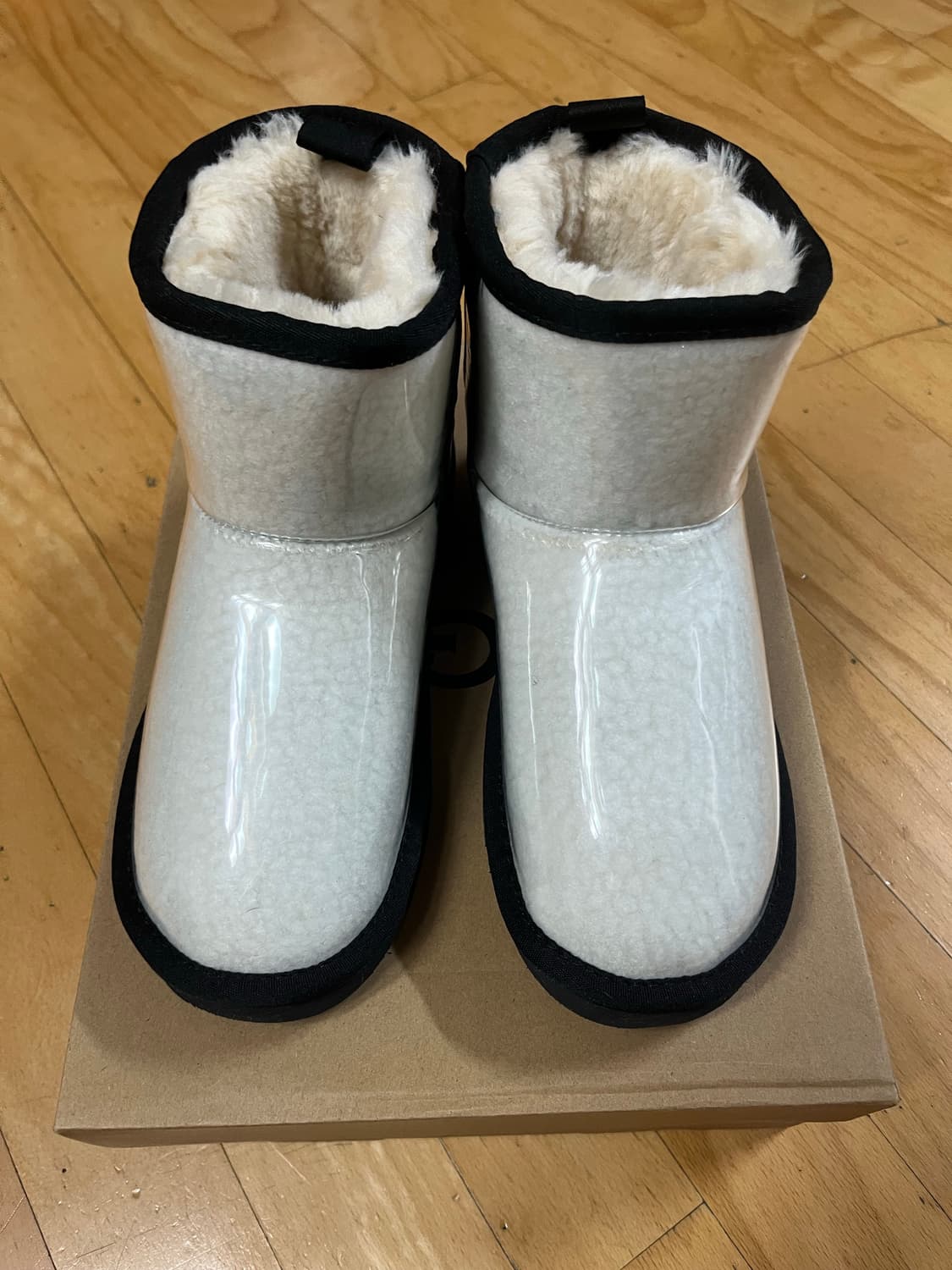 (새상품) 어그 클래식 클리어 미니 부츠 네츄럴 블랙 230 상품이미지2