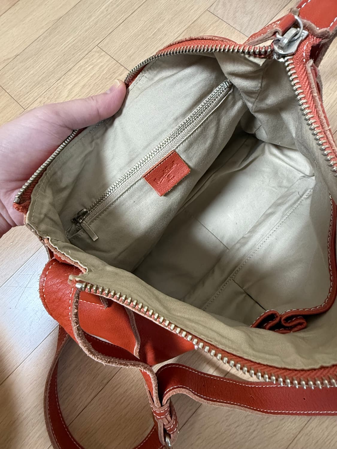 마가렛호웰 아이디어 소가죽 크로스백 상품이미지8