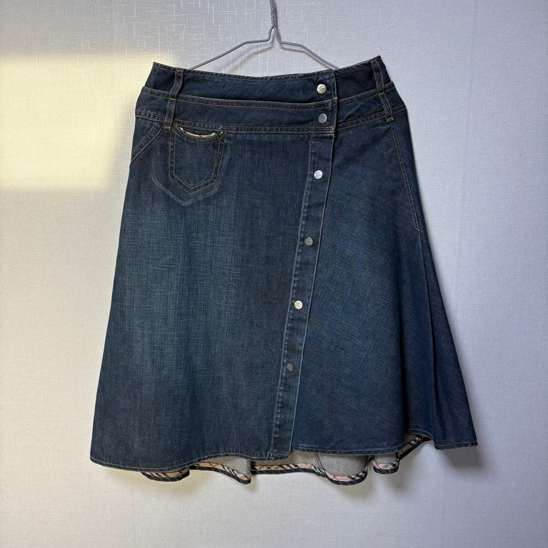 버버리 사선 디테일 워싱 데님 핀턱 스커트 상품이미지6