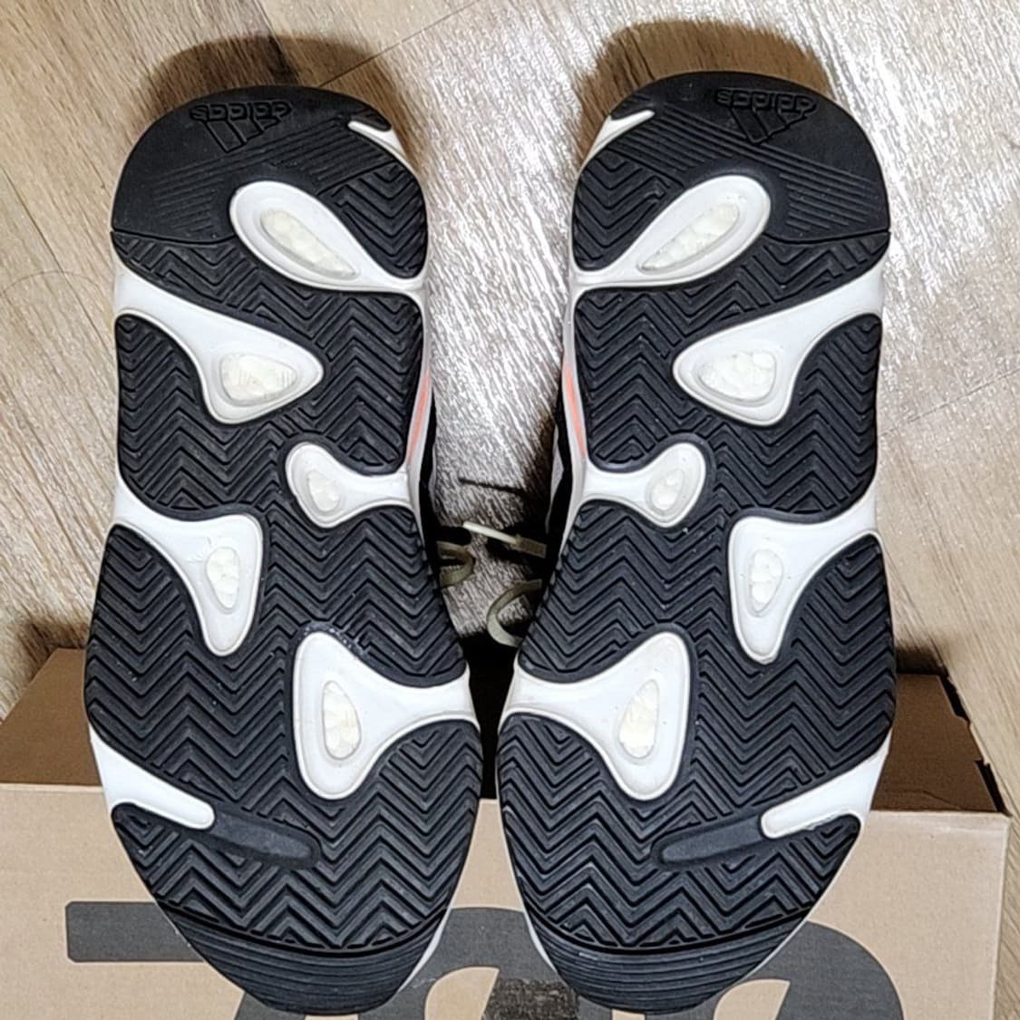 아디다스 275 이지부스트 웨이브러너 700 상품이미지7