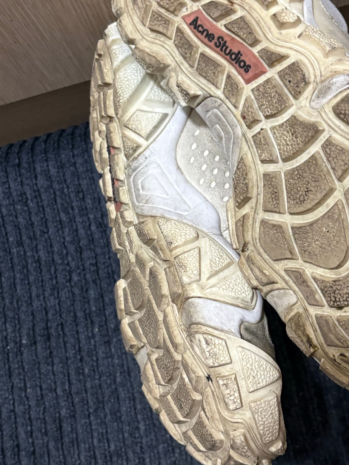 [Acne Studios] 아크네 스튜디오 볼스터 텀블드 스니커즈 화이트 상품이미지5