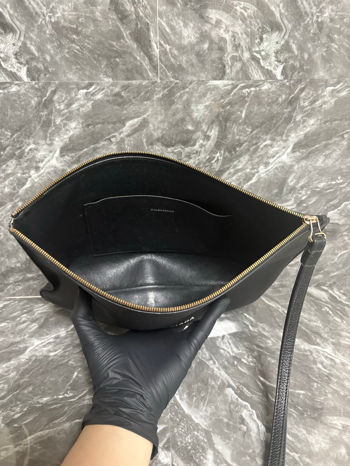 발렌시아가 로고 레더 가죽 클러치 상품이미지2