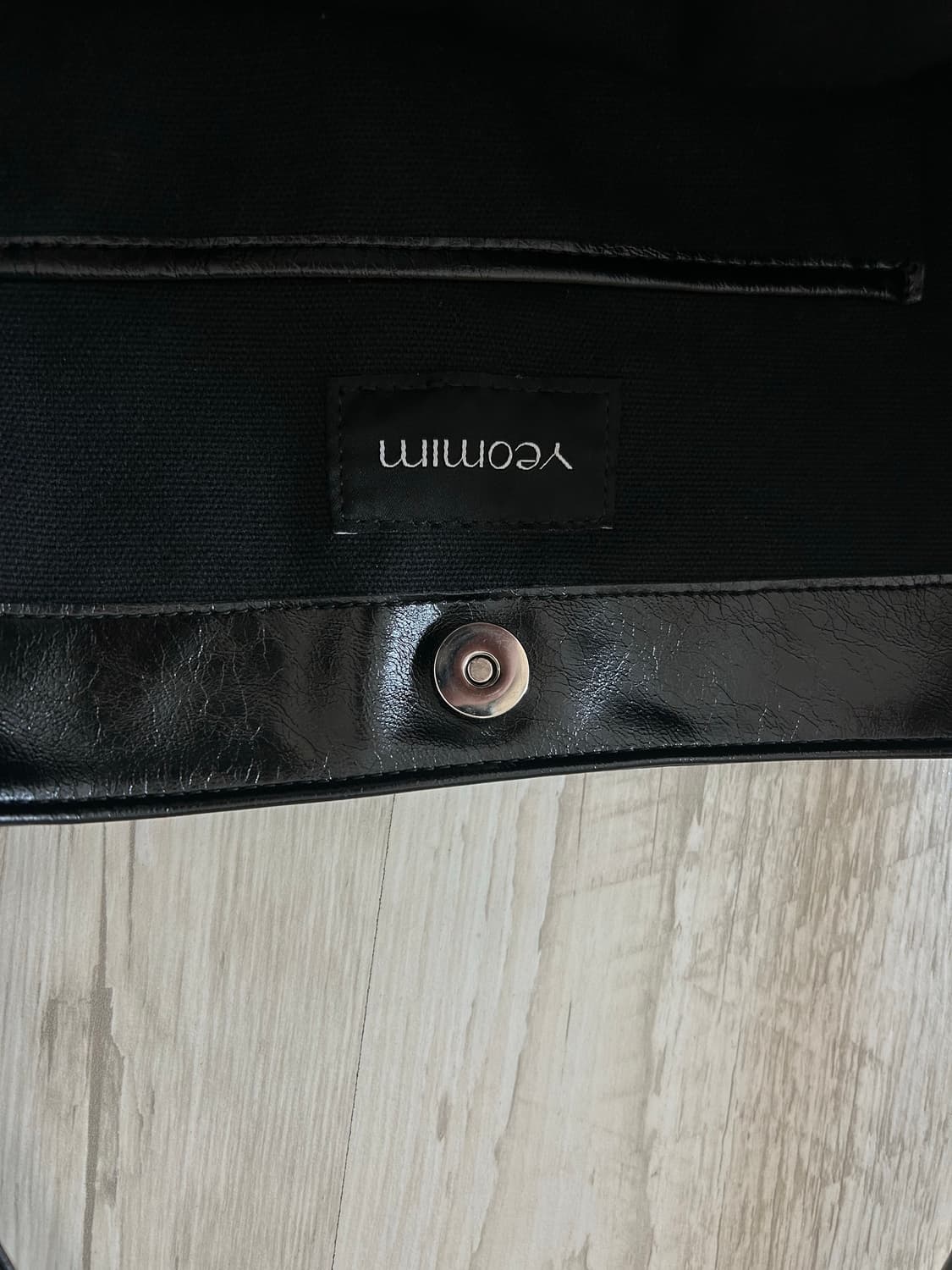 여밈 미디움 대퍼백 블랙 상품이미지3