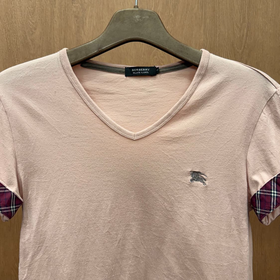 버버리 블랙라벨 브이넥 반팔 티셔츠 체크 소매 디테일 로고 자수 핑크 상품이미지4