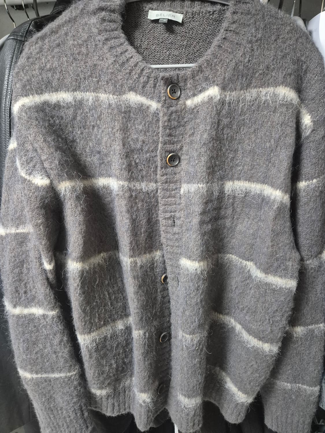 벨리에 브러쉬드 탐 가디건 그레이 스트라이프 3사이즈 팝니다. 상품이미지1
