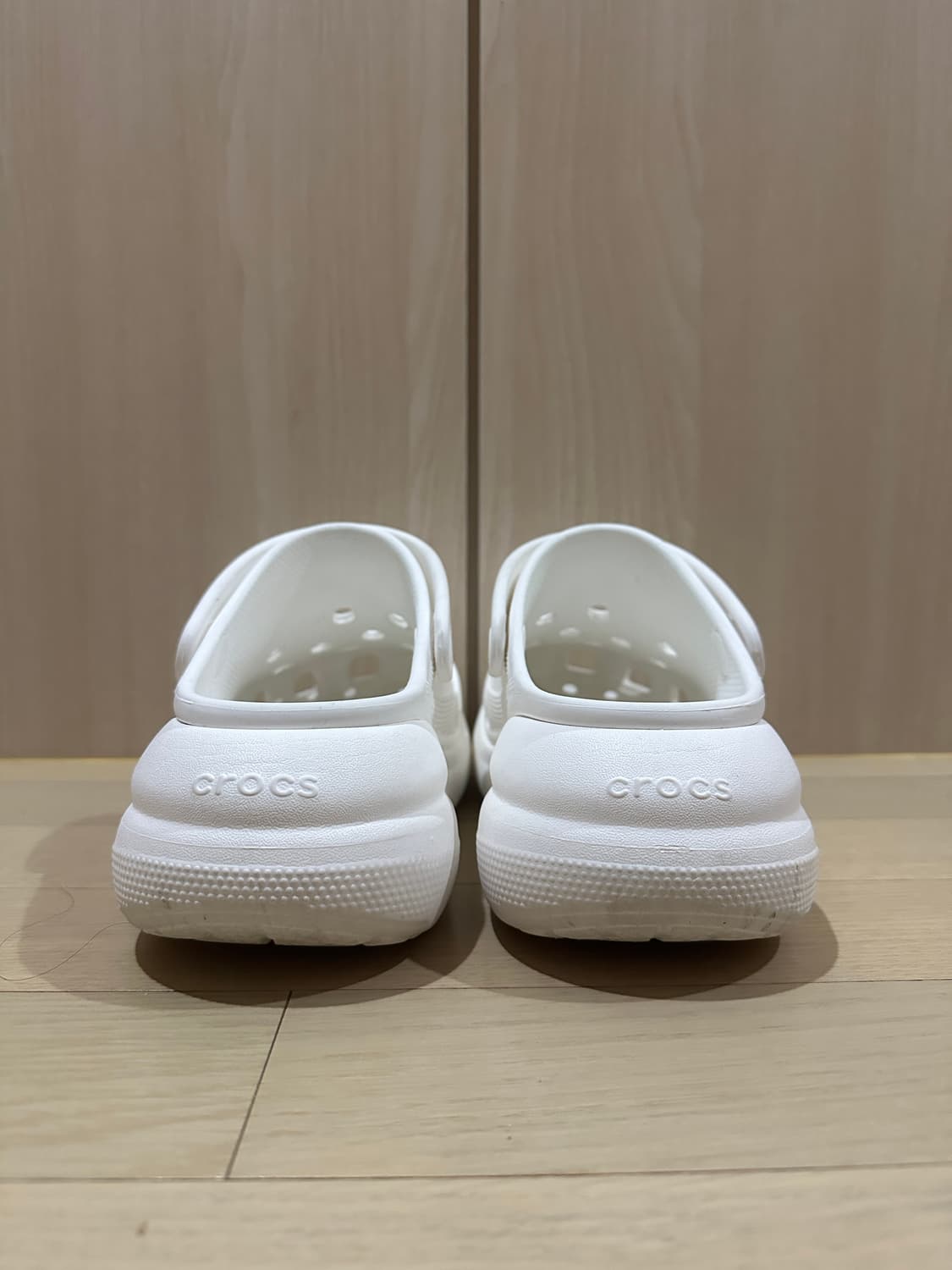 크록스 클래식 크러쉬 클로그 240 (M5W7) 화이트  상품이미지5