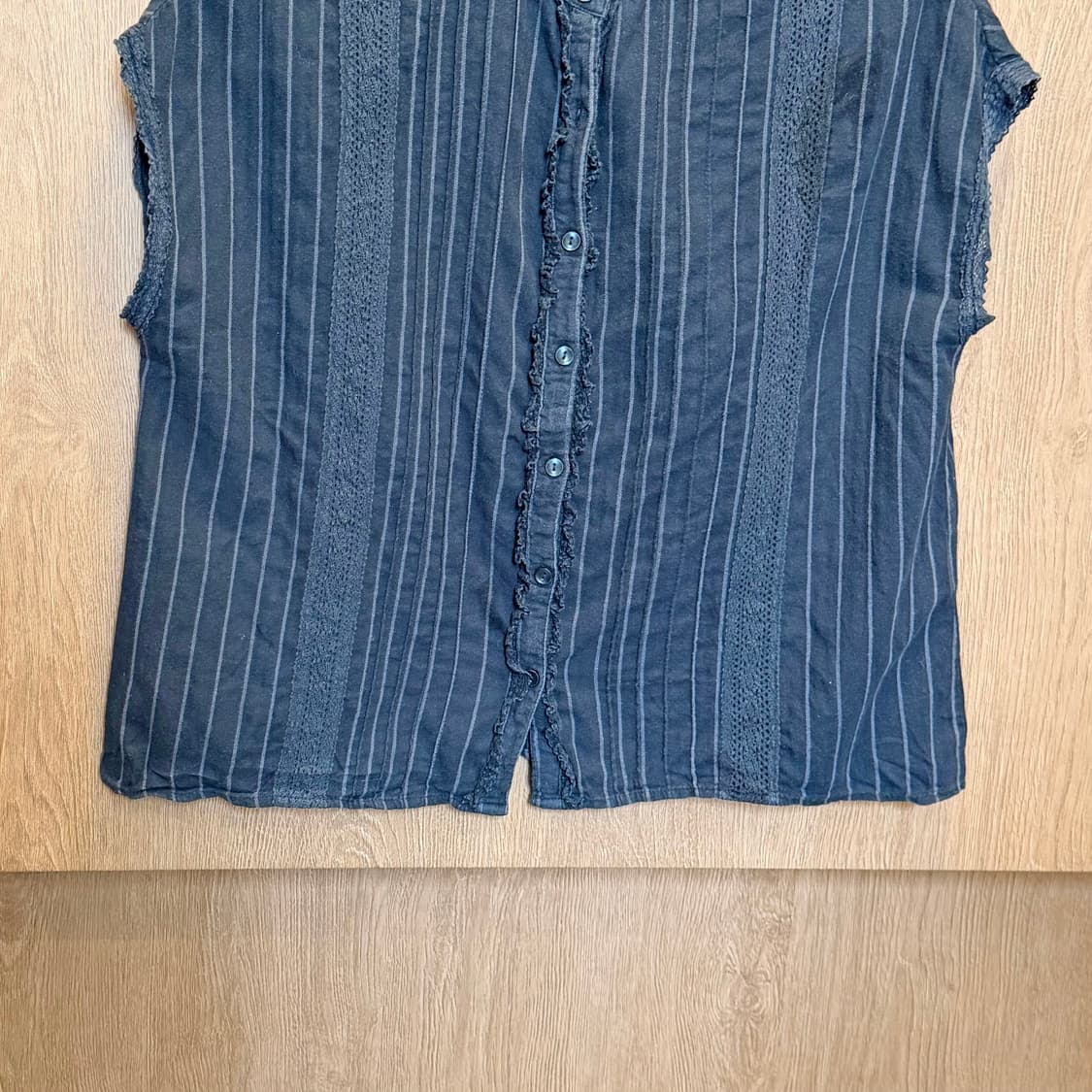 빈티지 슬리브리스 블라우스 스트라이프 패턴 프릴 트리밍 루즈핏 블랙 상품이미지4