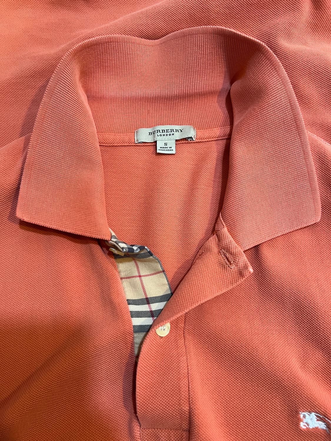 버버리 남성 코랄오렌지 PK카라반팔티셔츠
 상품이미지3