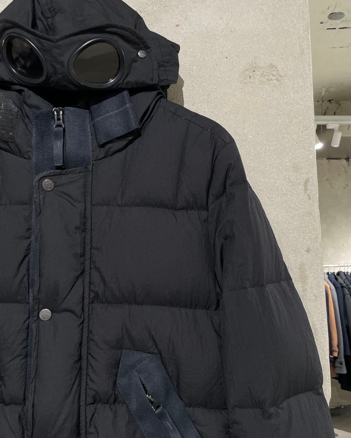 씨피컴퍼니 블랙 크랭클랩스 고글 덕 다운 후디 자켓 상품이미지4