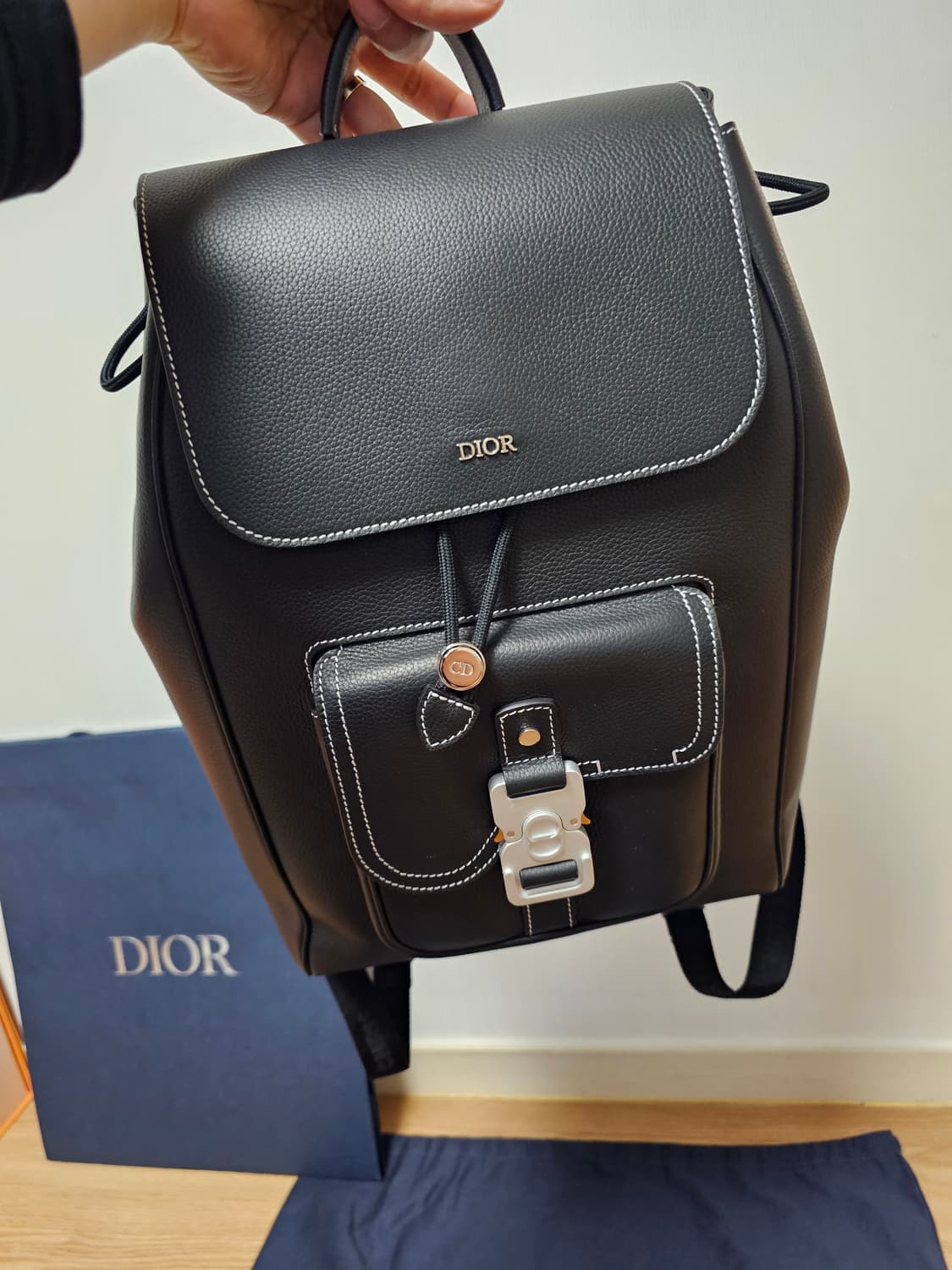 디올 올레더 스티치 새들 버클 플랩 백팩 신형 25ss 상품이미지5