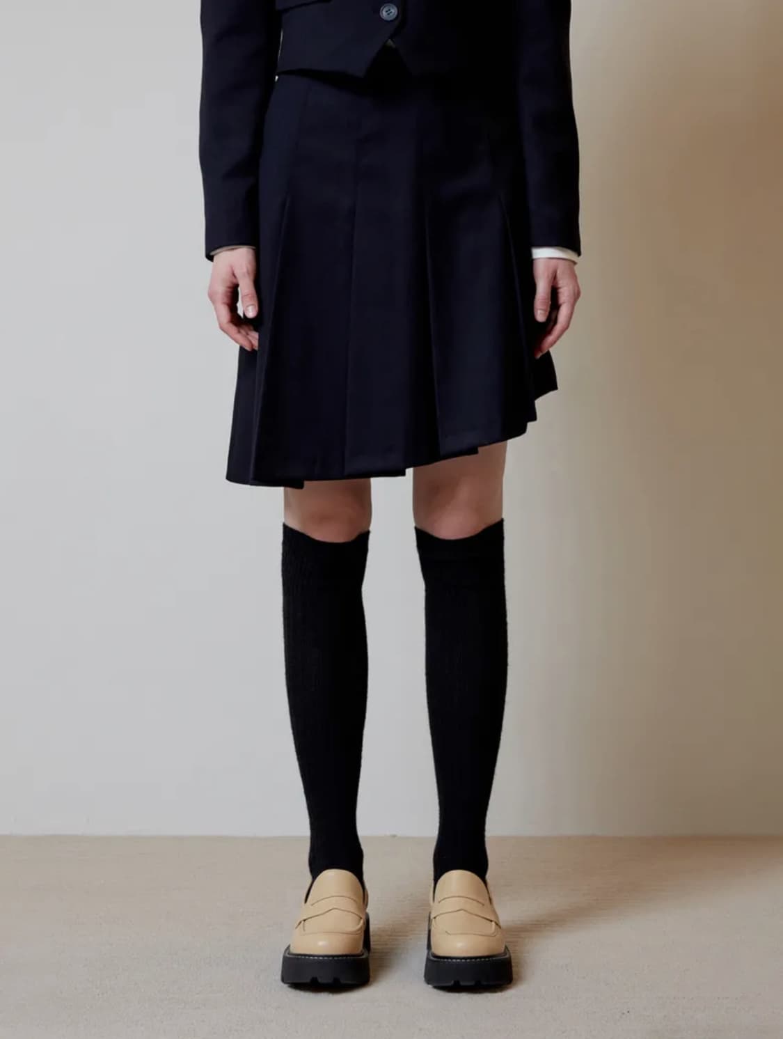 오아이오아이 DIAGONAL PLEATS SKIRT [NAVY] m 상품이미지1