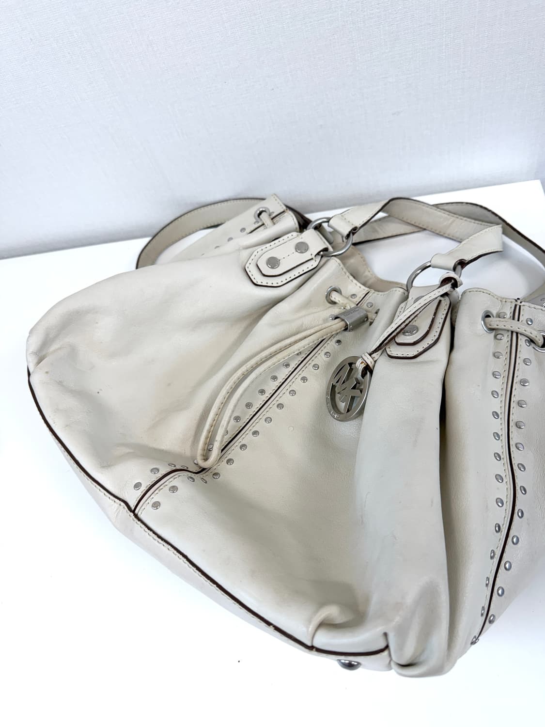 마이클코어스 화이트 스터드 백 상품이미지4