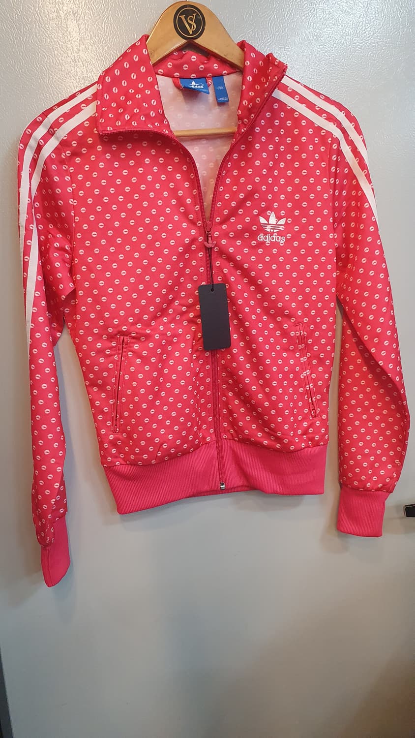 아디다스 핑크색 트랙탑 판매합니다. 독특한 입술 패턴이 매력적인 제품입니 상품이미지1