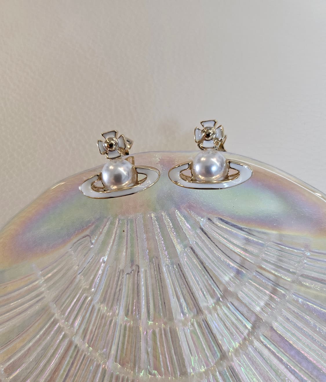 비비안웨스트우드 업사이클링 진주 화이트우주선 귀걸이 상품이미지1