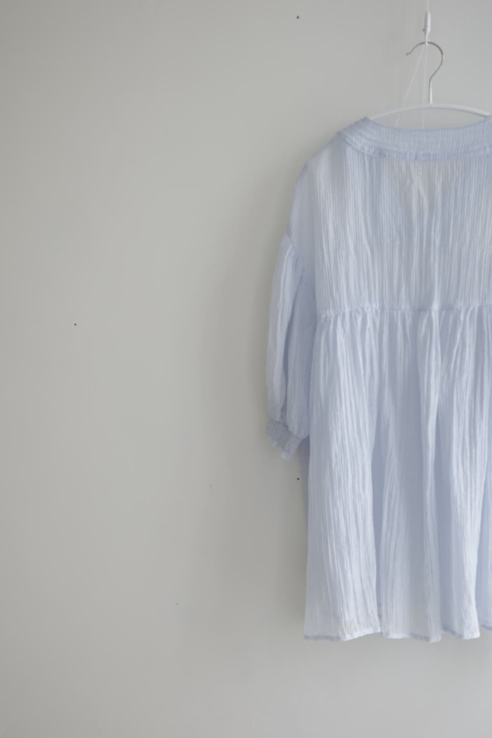  RIRIEL 하늘색 브이넥 블라우스 상품이미지6