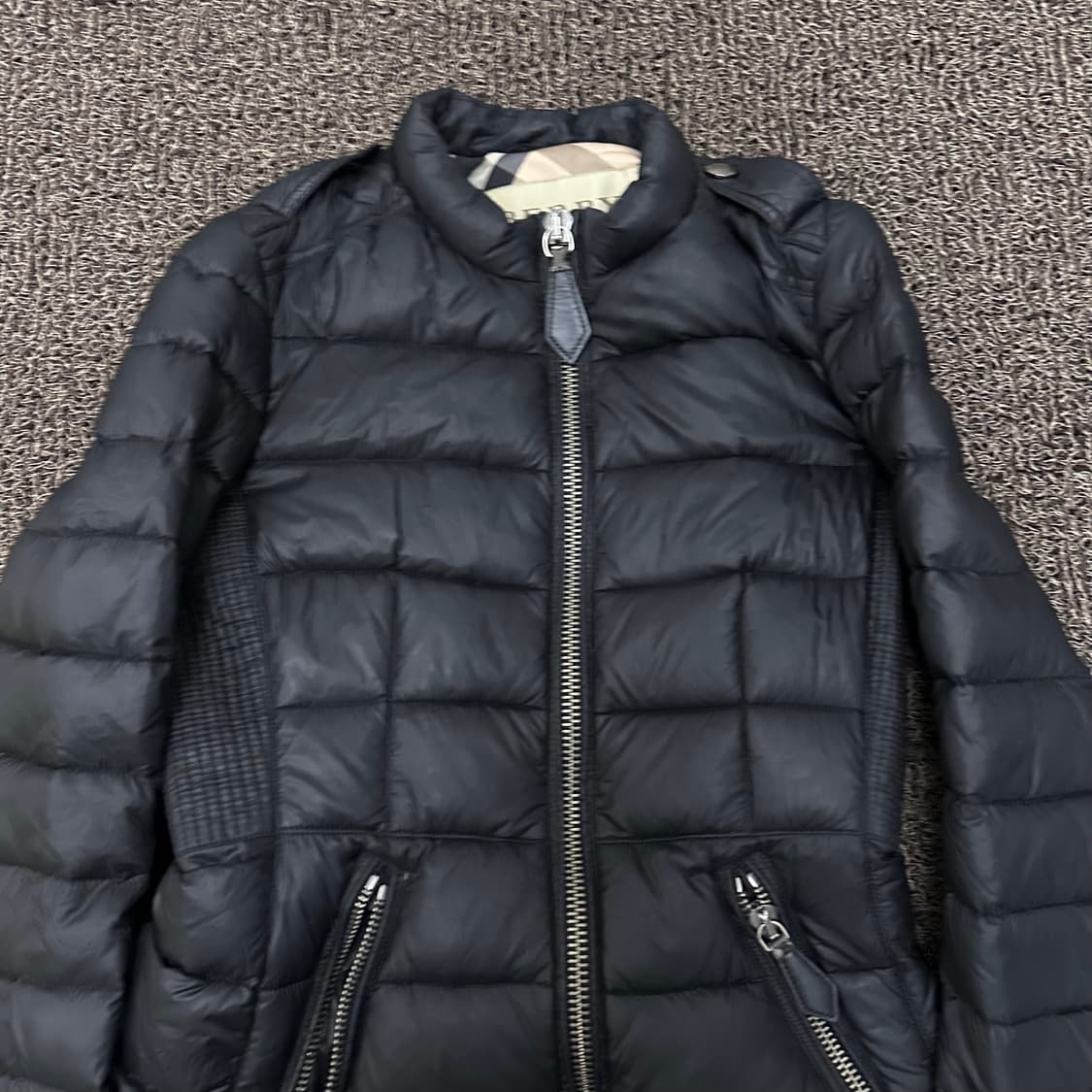 버버리 정품 여성 구스다운 경량 패딩 블랙 M 상품이미지2