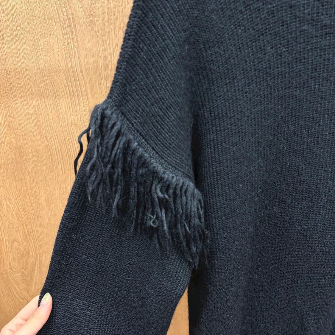 토리버치 라운드넥 긴팔 니트 밑단 시보리 어깨 프린지 디테일 블랙 상품이미지6