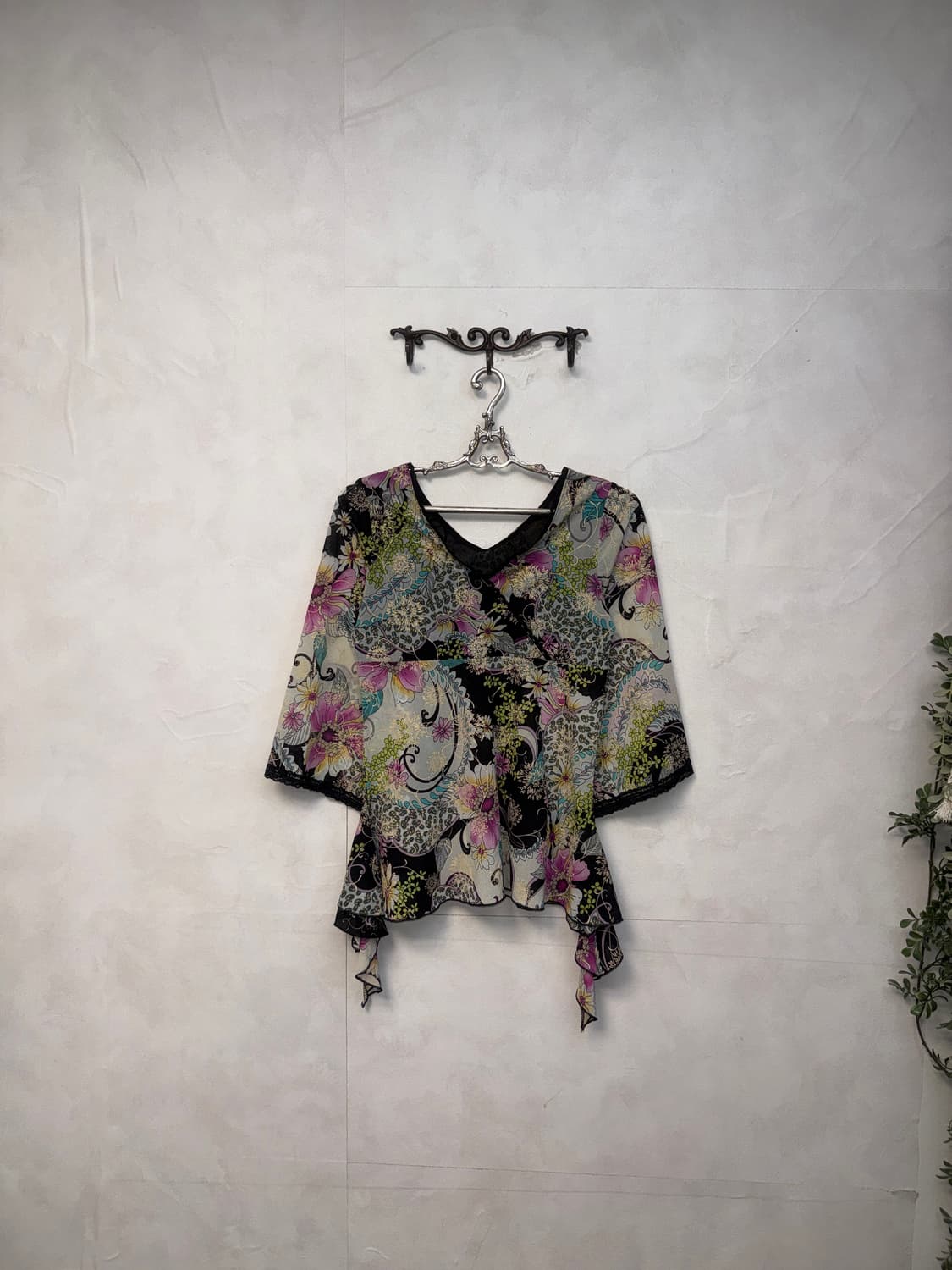 Black pink oriental floral ruffle blouse 상품이미지2