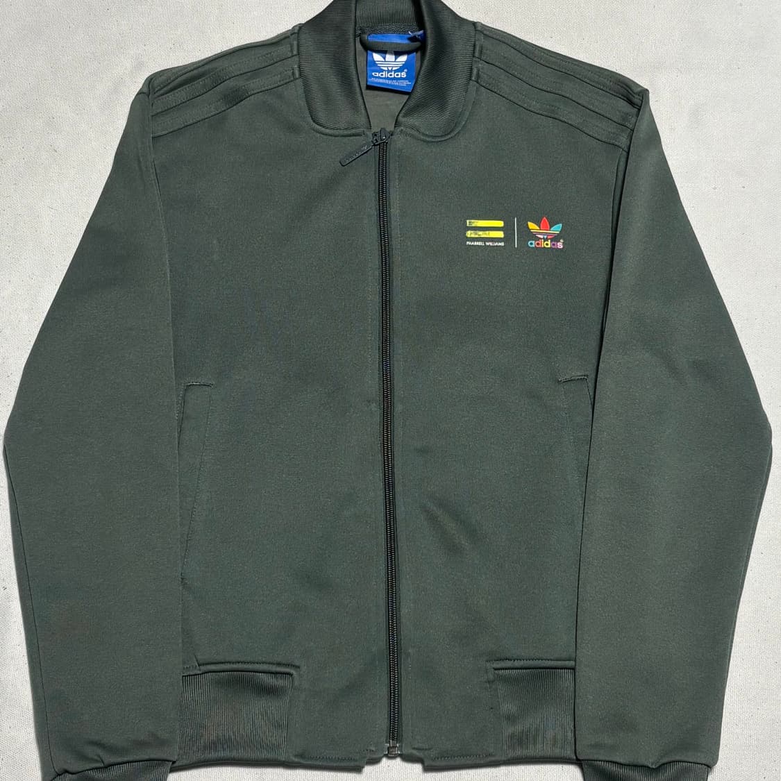 🫶🏻 아디다스 퍼렐 윌리엄스 카키 트랙탑 🫶🏻 상품이미지3