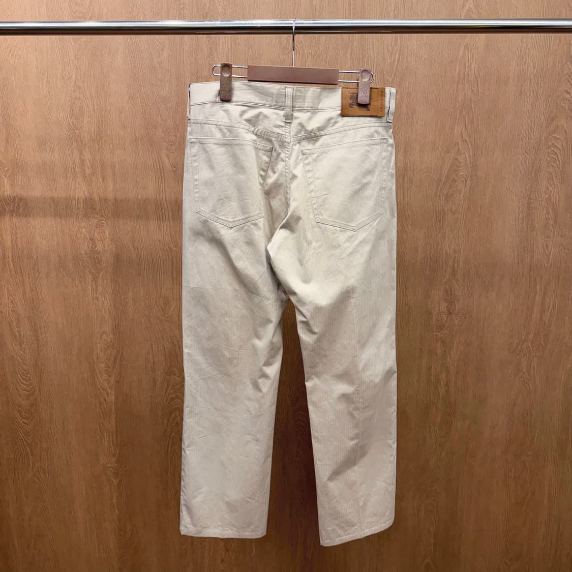 버버리 런던 슬랙스 팬츠 백 포켓 힙 요크 레더 패치 디테일 베이지 상품이미지3