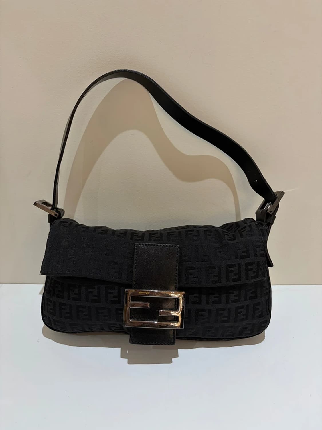 펜디 FENDI 아이코닉 주카 캔버스 바게트 백 Q1568 상품이미지1