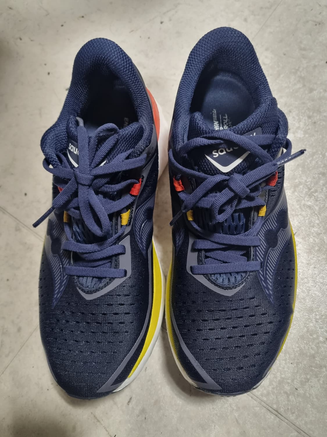 써코니 앤돌핀 스피드4 러닝화  상품이미지1