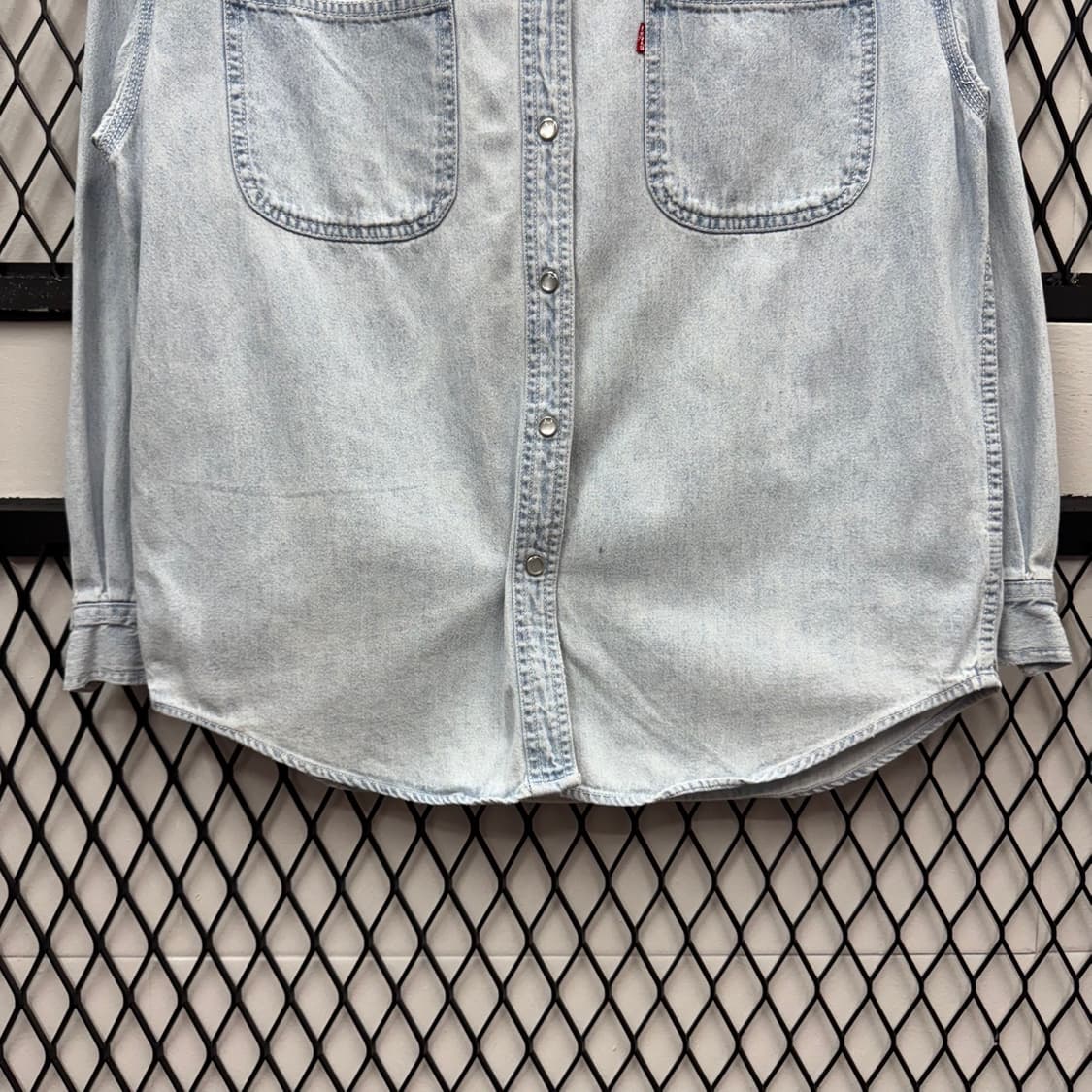 리바이스 포 우먼 데님 셔츠 투포켓 디테일 레귤러핏 연청 상품이미지4