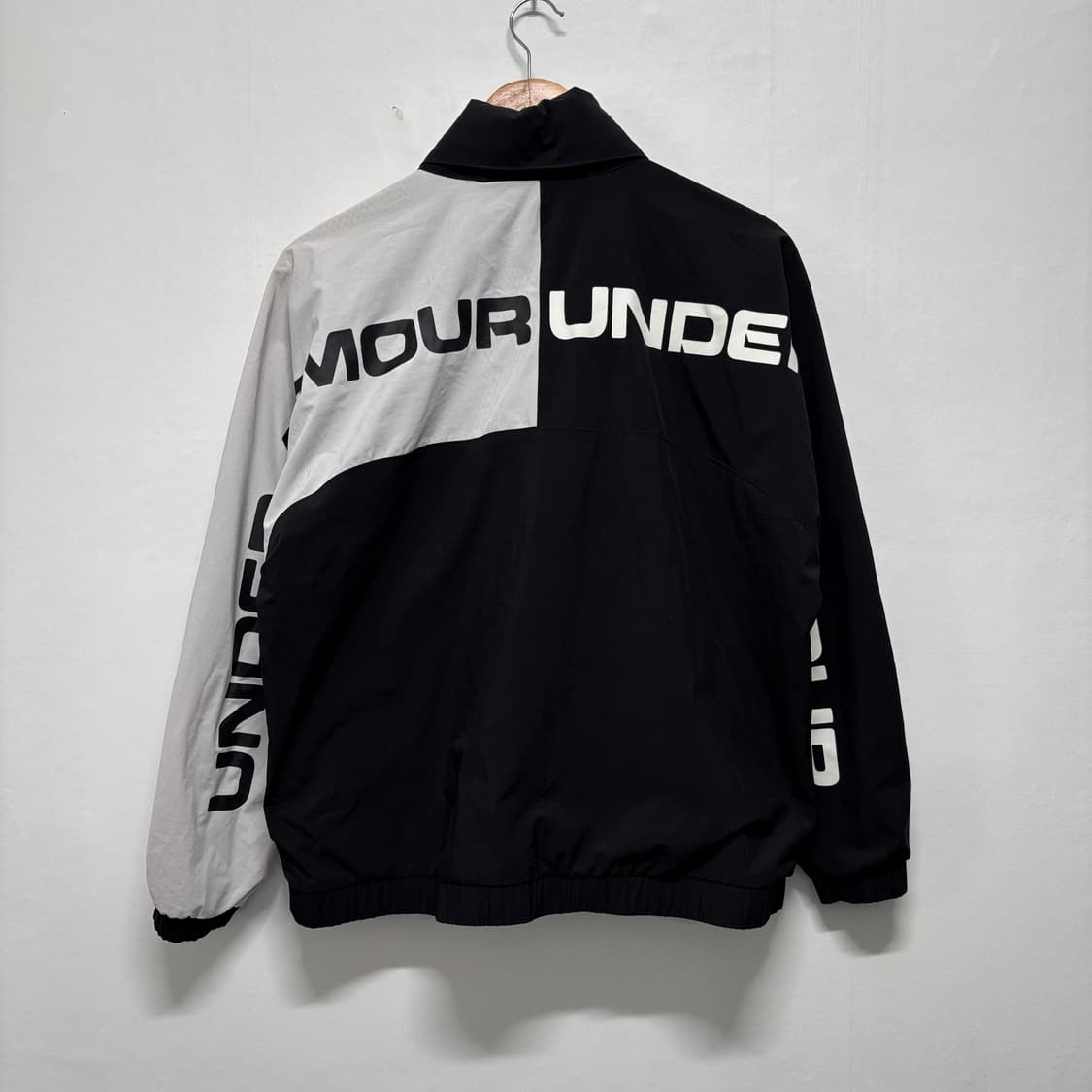 언더아머 검흰 배색 바람막이 상품이미지2