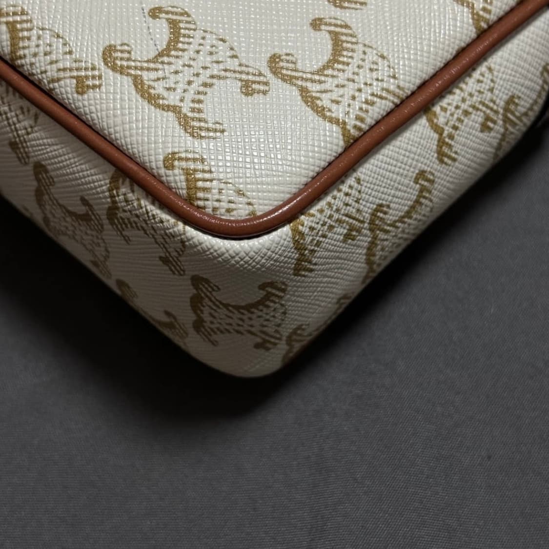 셀린느 트리오페 파타팡스 스몰 트리옹프 화이트 탠. 리사백 상품이미지4