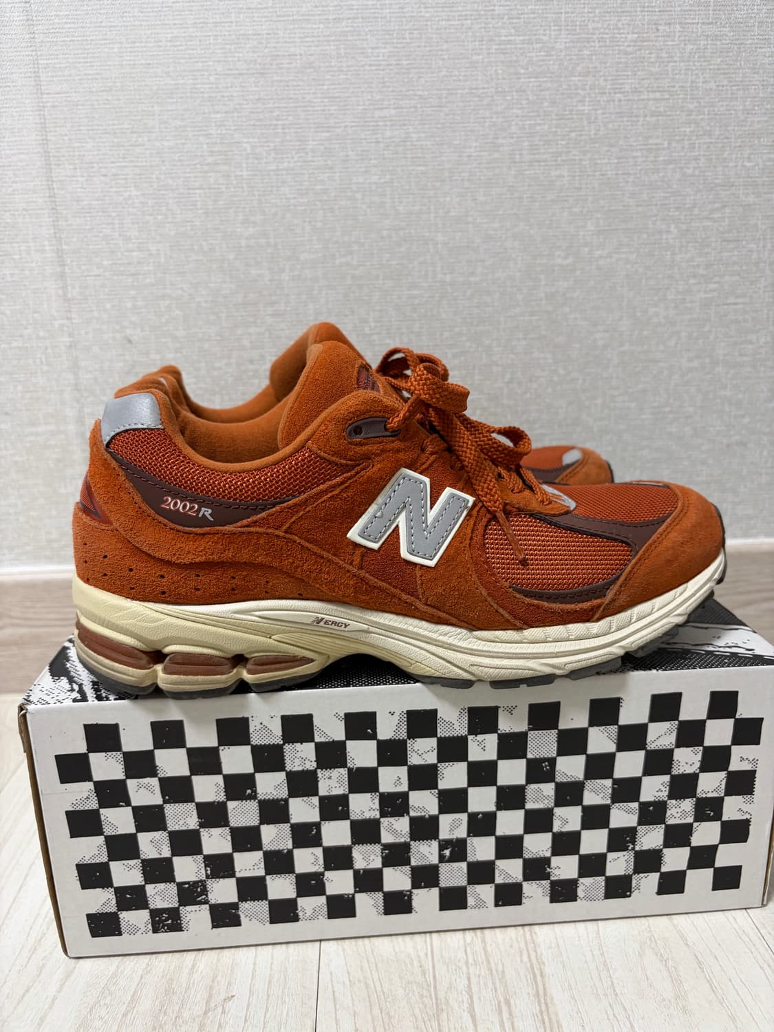 뉴발란스 2002r 브라운 상품이미지1