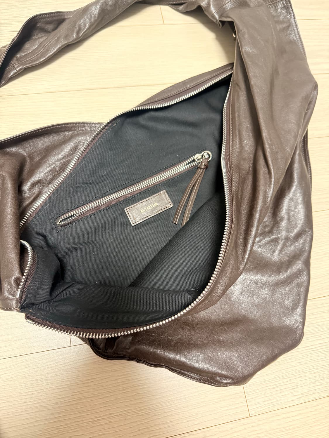 모노하 트위스트 레더 숄더백(Exclusive ) 상품이미지4