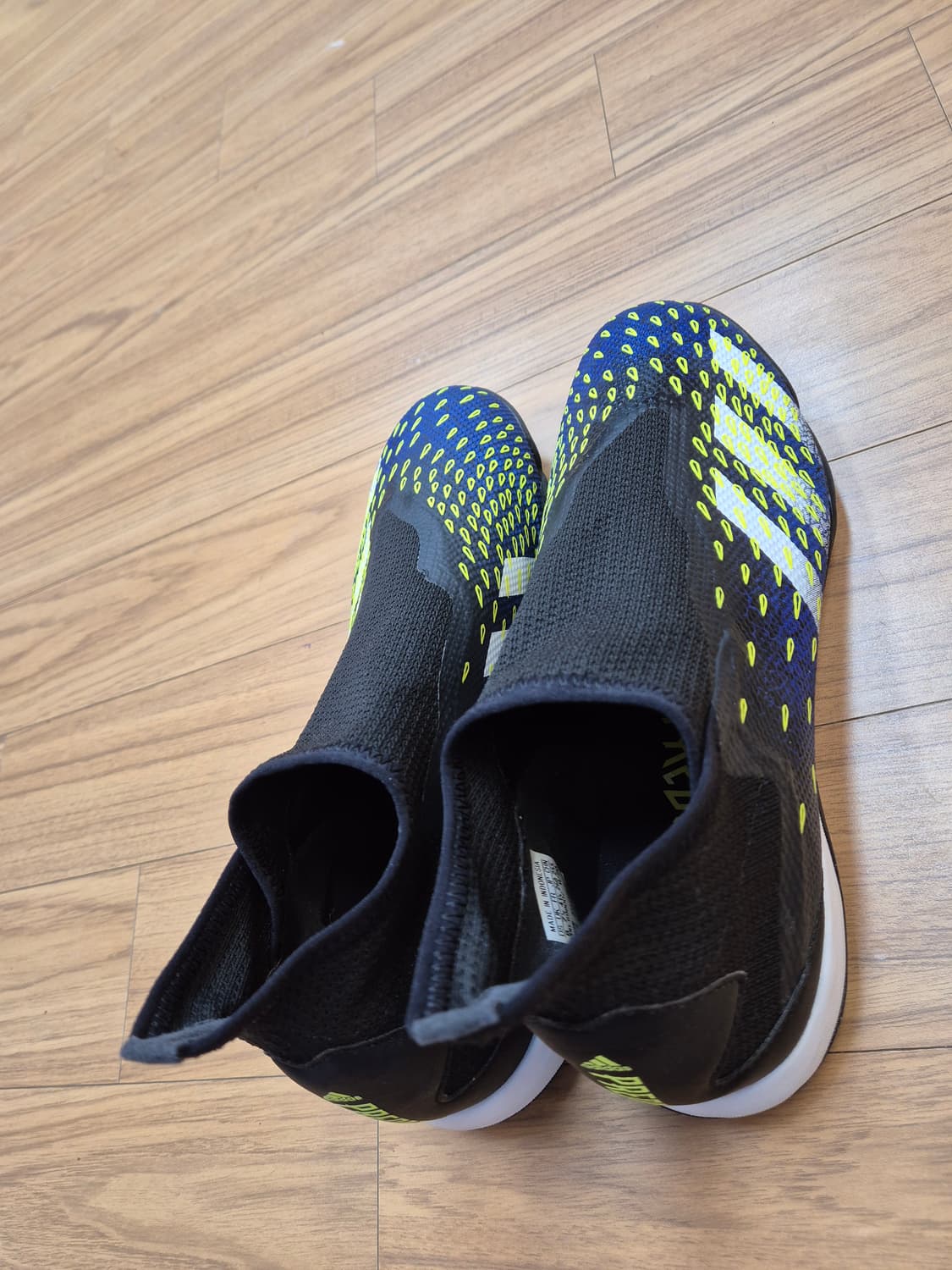 아디다스 프레데터 Freak.3 풋살화 260mm 판매합니다. 
쨍한 파 상품이미지7