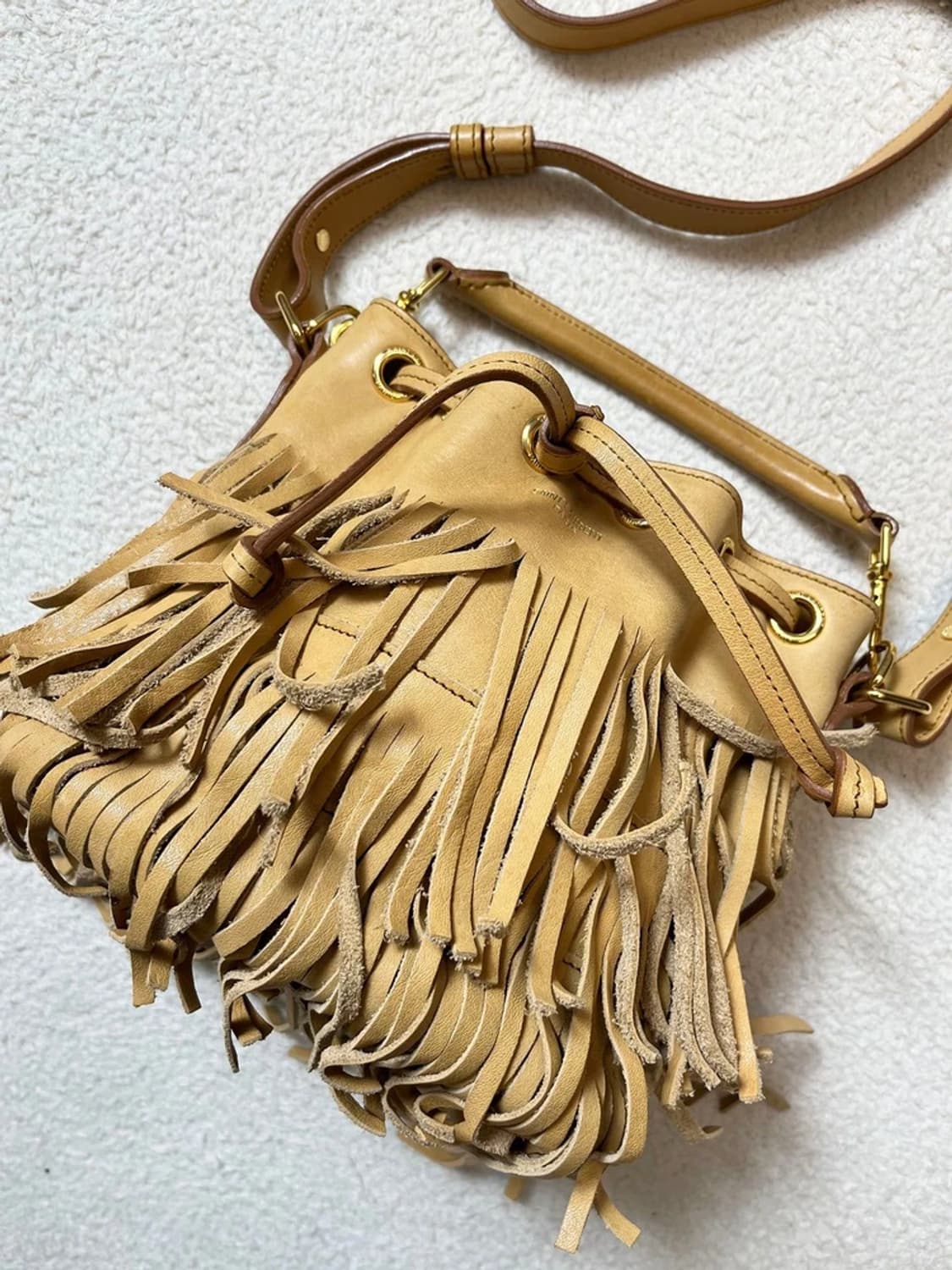 생로랑 스웨이드 엠마누엘 프린지 버킷 크로스백 A1749 상품이미지2